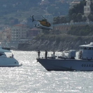 &quot;Strana&quot; manovra nel mare di Andora, la Guardia di Finanza si insospettisce: a bordo 11 kg di droga