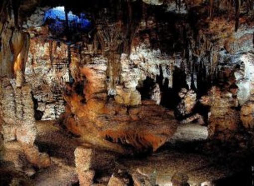 Perti, domenica escursioni fuori e dentro le grotte