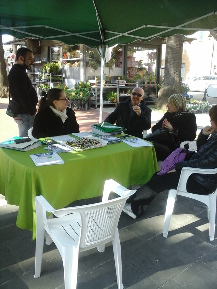 Successo per la gazebata di Albenga &quot;Chiedo Asilo politico&quot;, Bronda:&quot;La sinistra discrimina noi italiani&quot;