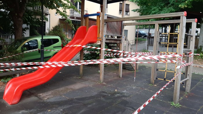 Dego, l'Avis restaura i giochi per bambini in piazza del Monumento (FOTO)