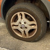 Savona, bucate le gomme di alcune auto in piazza Brennero: scattano le denunce ai carabinieri