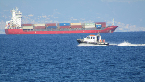 Savona, nuota fino al largo e non riesce a tornare a riva: giovane donna tratta in salvo dai soccorritori