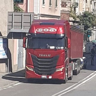 Camion si ferma per un guasto: traffico rallentato in corso Mazzini a Savona