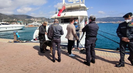 Loano, controlli in porto da parte della Guardia di Finanza con le unità cinofile