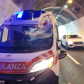 Ambulanza impatta contro un muro in galleria: la Croce Rosa interviene in A10