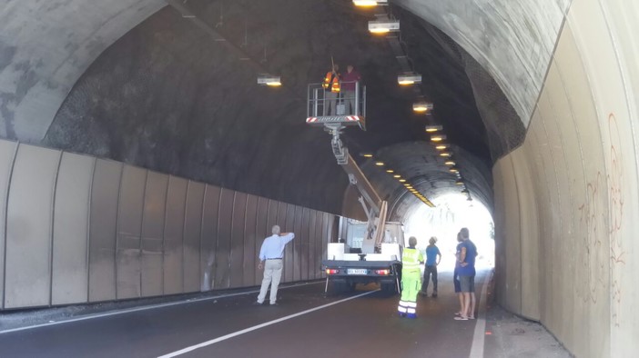 Cadono calcinacci nella galleria di San Donato a Finale: Aurelia verso la riapertura totale nel pomeriggio