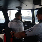Catamarano si rovescia al largo di Savona, soccorsi mobilitati