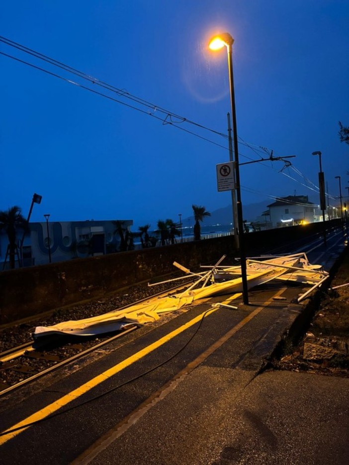 Interruzione linea ferroviaria Genova-Ventimiglia, Europa Verde Liguria: &quot;Una Regione non può essere messa in crisi da un gazebo che vola&quot;