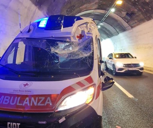 Ambulanza impatta contro un muro in galleria: la Croce Rosa interviene in A10