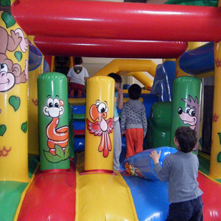 Grande festa a Porto Vado e tanto divertimento per i bambini con i gonfiabili
