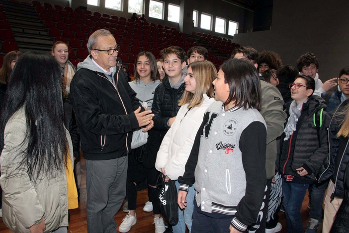 Giovanni Impastato incontra gli studenti del savonese: entusiasmo e partecipazione per gli alunni dell'alassino al PalaRavizza