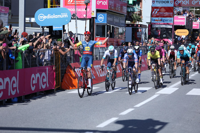 Giro d'Italia, ad Andora successo italiano: vince Jonathan Milan (FOTO)