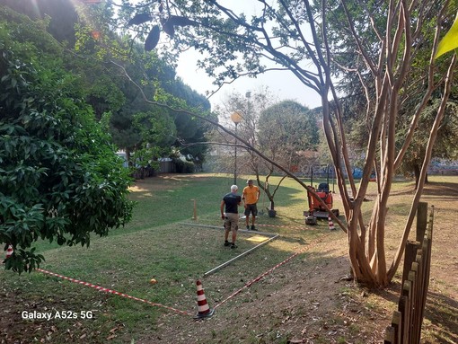Savona, il Comune installa i nuovi giochi nei parchi cittadini per sostituire quelli danneggiati