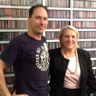 Rosy Guarnieri (a dx) con Luca Valentini (a sx) negli studi di Radio Onda Ligure 101