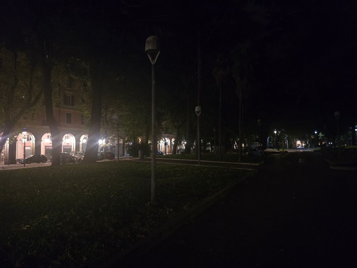 Savona, i giardini di piazza del Popolo senza luce da settimane, le nuove lampadine difficili da trovare