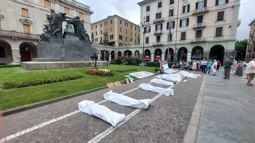 &quot;Basta genocidio a Gaza&quot;: il flashmob in Piazza Mameli a Savona (FOTO)