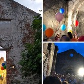 Il Grano della Fraternità e i messaggi di pace che volano con i palloncini: spazio alla fratellanza nella chiesa senza tetto di Legino (FOTO)