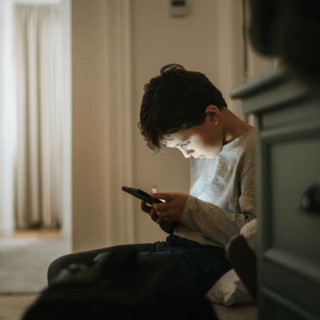 Smartphone e tablet nell'infanzia, quali pericoli? Se ne parla a Giustenice
