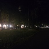 Savona, i giardini di piazza del Popolo senza luce da settimane, le nuove lampadine difficili da trovare