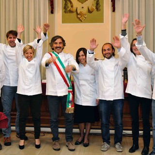 Alassio, prenotano in 120 per vedere giunta ed imprenditori collaborare in cucina nel cooking team building