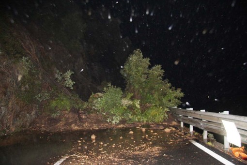 Andora: Aurelia chiusa per frana a Capo Mele (foto)