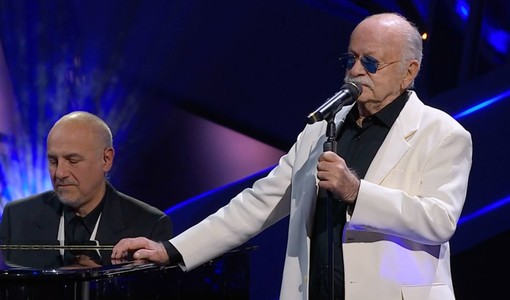 Sanremo, a 89 anni Gino Paoli torna sul palco del Teatro Ariston ed emoziona con i suoi pezzi più amati