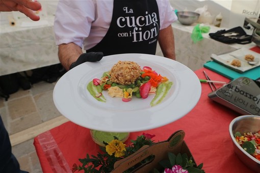 Alassio, Festival della Cucina con i Fiori: showcooking di chef Calidonna con il suo Rocher di orata e maionese al nasturzio