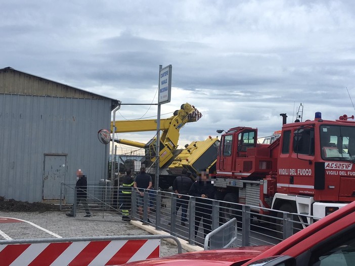 Crolla una gru a Vado Ligure: sul posto i vigili del fuoco (FOTO)