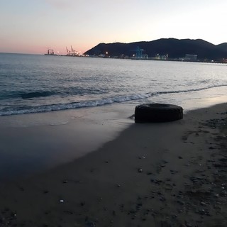 Savona, pneumatico arenato sulla spiaggia di Zinola