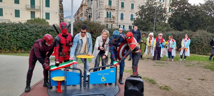 Savona, inaugurata la giostra inclusiva per bimbi normodotati e in sedia a rotelle