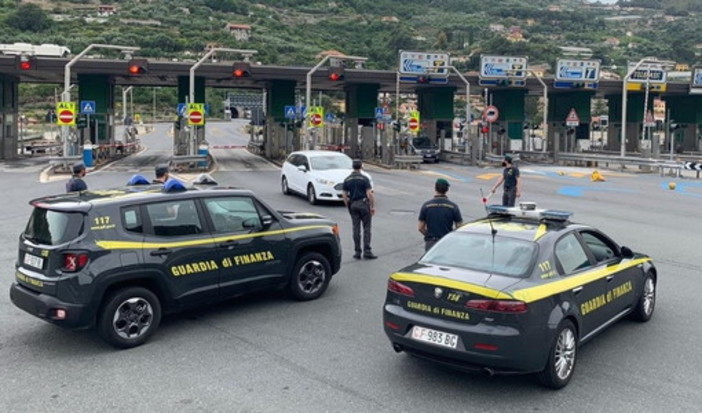 Operazione 'Talos', sgominata dalla Dda di Genova e Finanza di Imperia organizzazione criminale: trasportati centinaia di clandestini, giro d'affari di 150mila euro (video)