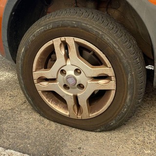 Savona, bucate le gomme di alcune auto in piazza Brennero: scattano le denunce ai carabinieri