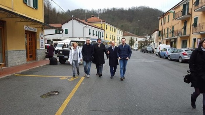 Dego, visita dell'assessore regionale alle infrastrutture Giacomo Giampedrone