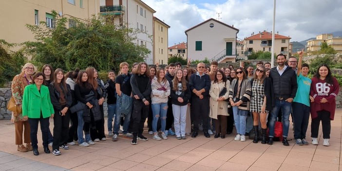 Mattinata di riflessioni sulla legalità a Borgio Verezzi: le scuole hanno incontrato Giovanni Impastato (FOTO)