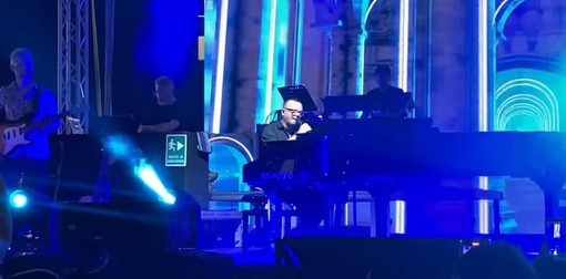 Ceriale, il temporale ferma il concerto di Gigi D’Alessio: lo stop dopo 5 canzoni