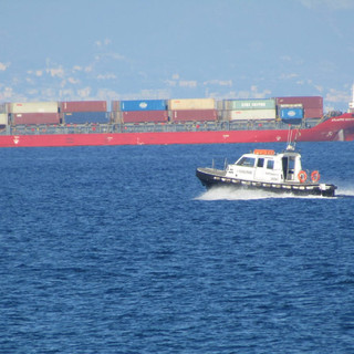 Savona, nuota fino al largo e non riesce a tornare a riva: giovane donna tratta in salvo dai soccorritori