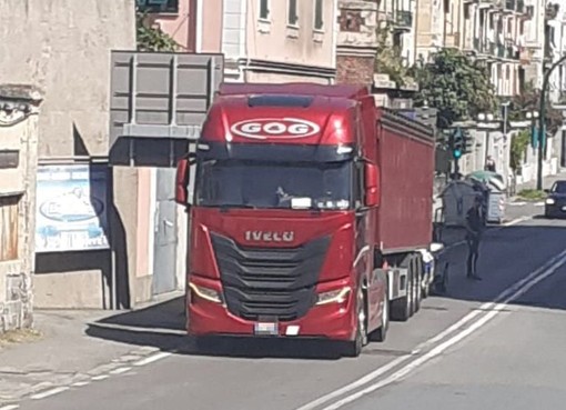 Camion si ferma per un guasto: traffico rallentato in corso Mazzini a Savona