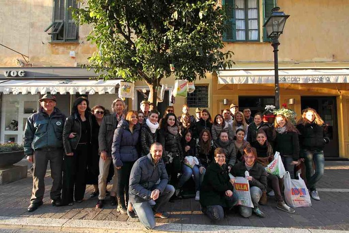 Alassio, gli alberi di via Torino testimonial per la colletta alimentare