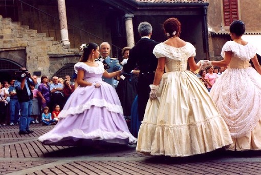 Albenga, ballo in costume ottocentesco e pic nic vittoriano