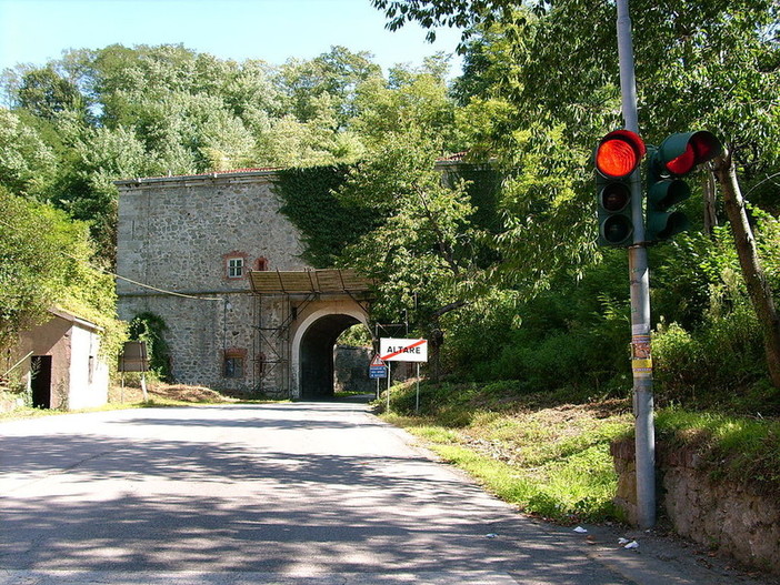 Altare, galleria del forte al buio a causa di guasto elettrico