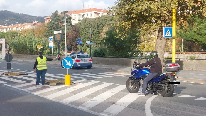 Savona, scontro tra un'auto e uno scooter in corso Ricci: una persona ricoverata