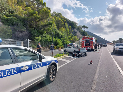 Scontro tra un furgoncino e uno scooter sul rettilineo della Fiorita, a Varigotti: un ferito