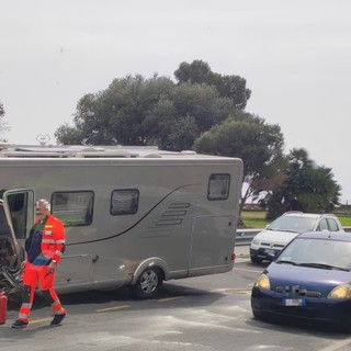 Bergeggi, scontro tra due veicoli sulla via Aurelia: tre feriti in codice giallo, traffico in tilt (FOTO)