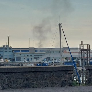 Savona, incendio in un'officina del porto: sul posto vigili del fuoco e sanitari (FOTO e VIDEO)