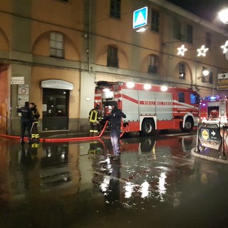 Incendio in un appartamento ad Albenga, tre squadre dei vigili del fuoco sul posto (FOTO e VIDEO)