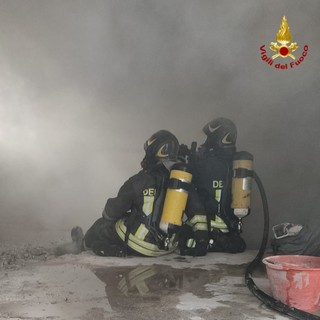 Spotorno, incendio in un cantiere di via Verdi: intervento dei Vigili del Fuoco