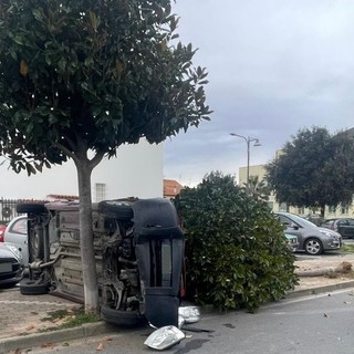 Incidente a Leca d’Albenga: auto cappottata e albero abbattuto, ma nessun ferito