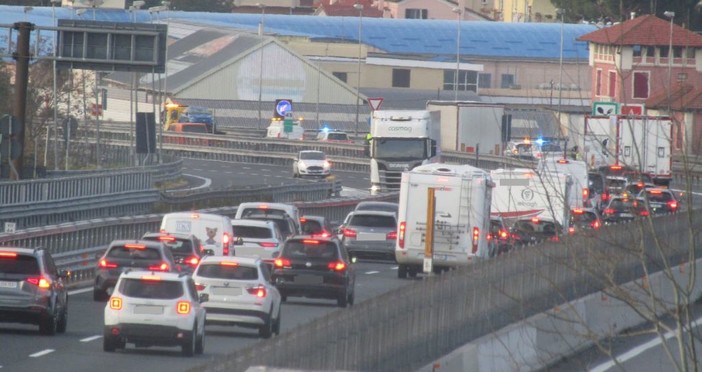 Savona, incidente all’ingresso dell’autostrada: un’auto con quattro persone a bordo si è ribaltata