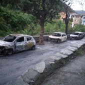 Nella foto l'incendio divampato lo scorso 17 maggio, quando rimasero danneggiate otto auto e uno scooter