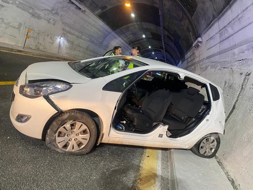 Scontro tra due auto in galleria Vignetta tra Varazze e Celle sulla A10: due feriti (FOTO)